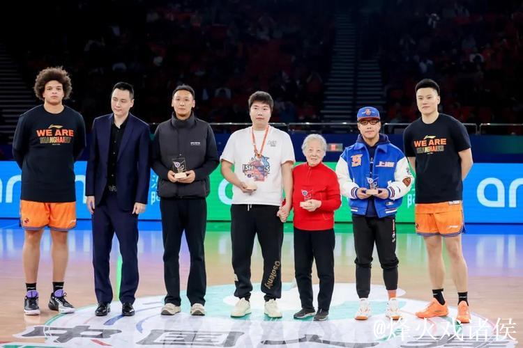 三十周年之夜，七连胜是最好的礼物：上海男篮大胜卫冕冠军，检验来得正是时候